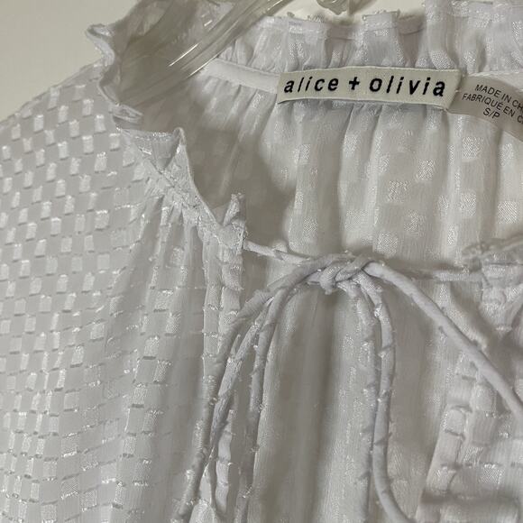 Alice + Olivia Chiffon textured white flutter sleeve blouse top size small - Picture 2 of 5